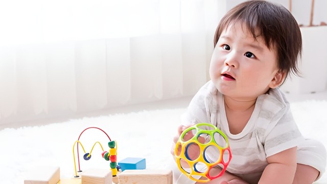 Bé 8 tháng tuổi biết làm gì? Các mốc phát triển cha mẹ cần biết