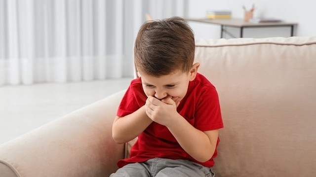 Bé bị đầy bụng và nôn trớ: Nguyên nhân và cách xử lý an toàn