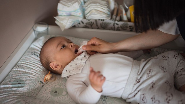 Bé bị hôi miệng khi mọc răng: Nguyên nhân và cách chăm sóc đúng cách