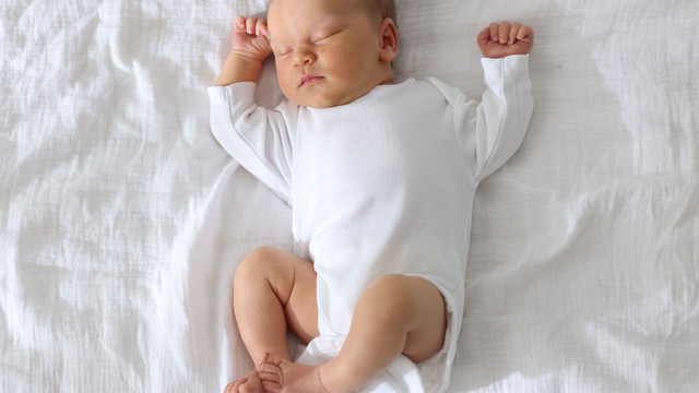 Bé ị khi đang ngủ có nên thay bỉm không? 