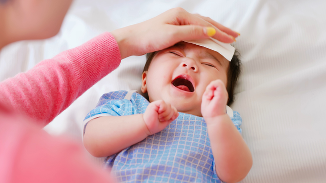 Bé viêm họng sốt cao liên tục có nguy hiểm không?
