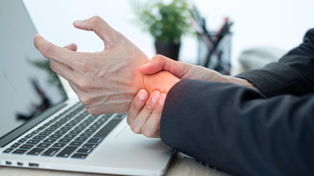 Đau khớp cổ tay là gì? Nguyên nhân, chẩn đoán, điều trị và phòng ngừa