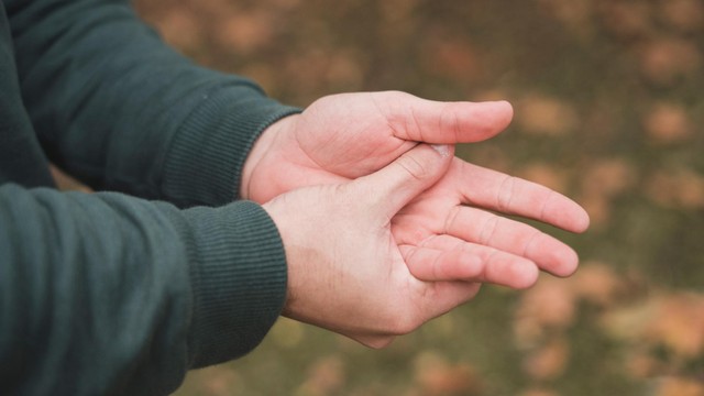 Tê bì chân tay là bệnh gì? Nguyên nhân, triệu chứng và cách điều trị