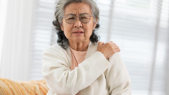 Thoái hóa đa khớp là gì? Nguyên nhân, triệu chứng và cách điều trị