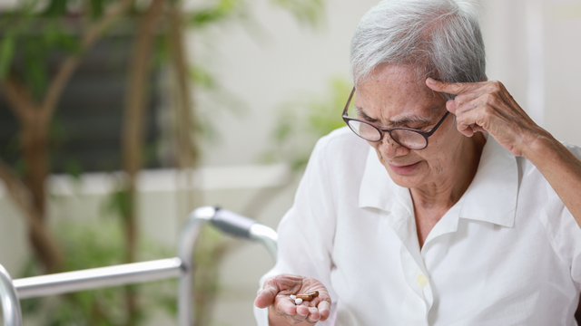 Bệnh Alzheimer ở người cao tuổi: Nguyên nhân, dấu hiệu và hướng điều trị