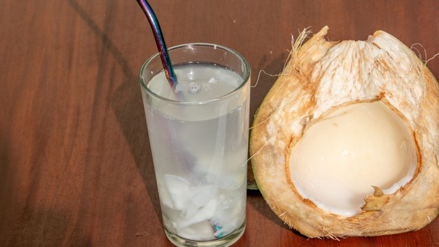 Bệnh gút có uống được nước dừa không? Giải đáp chi tiết và những điều người bệnh cần lưu ý