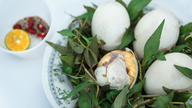 Bệnh nhân đau dạ dày ăn trứng vịt lộn được không?