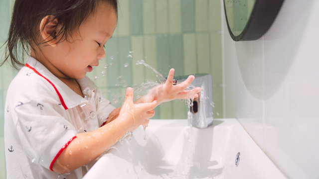 Bệnh tay chân miệng lây ở giai đoạn nào? Khi nào hết lây và cách phòng tránh