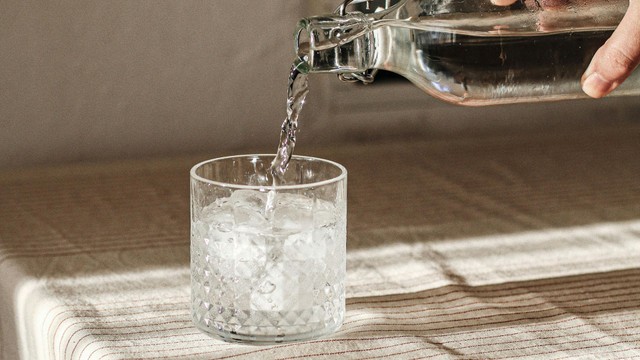 Bị covid có được uống nước đá lạnh không? Lưu ý quan trọng khi chăm sóc cơ thể