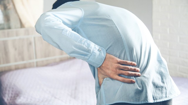 Bị đau lưng dưới gần mông ở nam giới: Nguyên nhân, triệu chứng và cách khắc phục