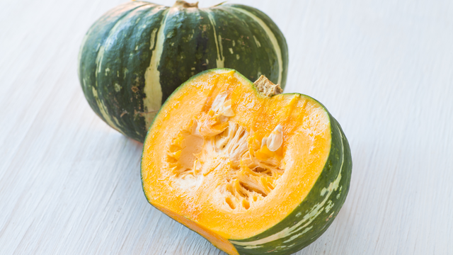 Bí đỏ ăn sống được không? Vì sao ăn bí đỏ sống có thể gây khó chịu tiêu hóa?