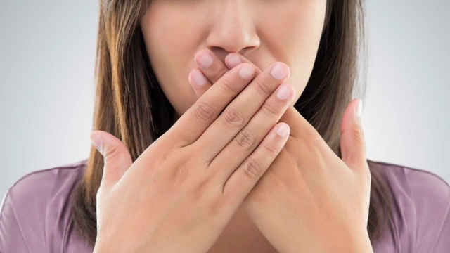 Bị nấc cụt nhiều lần trong ngày có sao không? Khi nào cần đi khám?