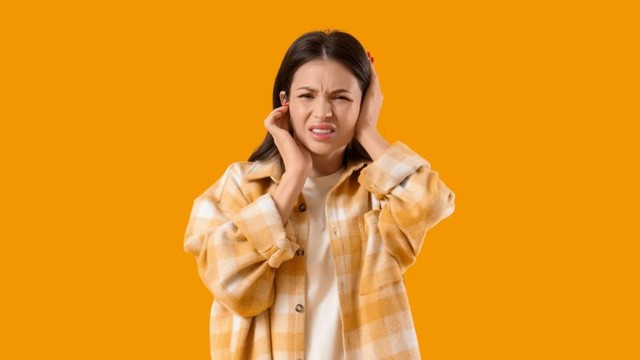 Bị ù tai trái do đâu? 8 nguyên nhân thường gặp bạn không nên bỏ qua