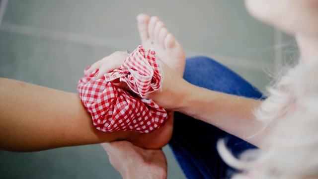 Bị viêm khớp chườm nóng hay lạnh giúp giảm đau hiệu quả hơn?