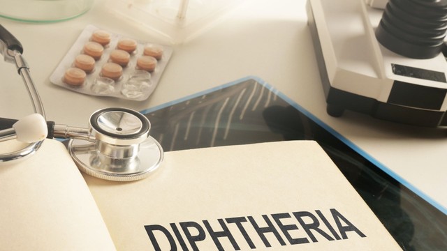 Biến chứng bệnh bạch hầu nguy hiểm thế nào? Dấu hiệu cần lưu ý sớm