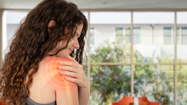 Bong gân bả vai: Nguyên nhân, triệu chứng và cách xử trí