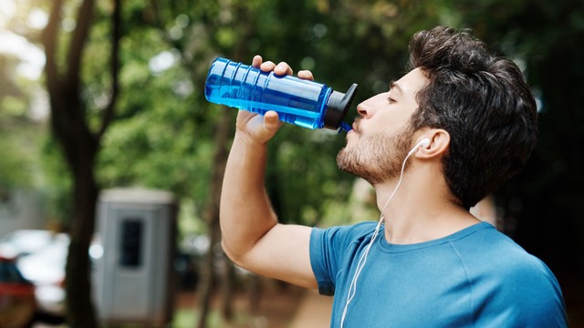 Bù nước điện giải cho người lớn: Những điều bạn nên biết