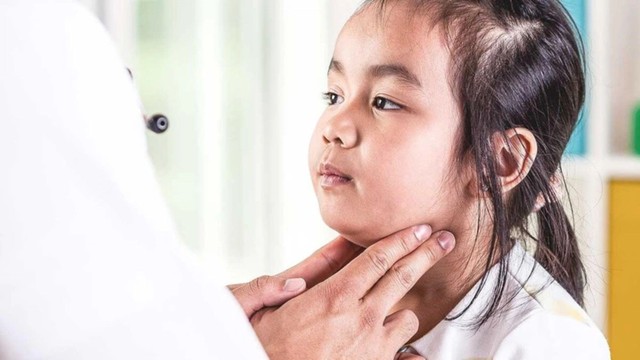 Bướu cổ ở trẻ em: Dấu hiệu, nguyên nhân, chẩn đoán, điều trị và cách phòng ngừa 