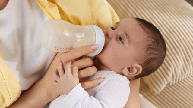 Các loại sữa dành cho trẻ thiếu G6PD phổ biến và tiêu chí lựa chọn loại sữa phù hợp