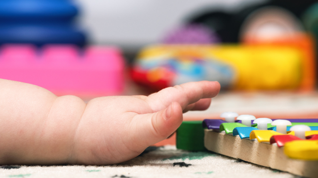Cách chọn đồ chơi cho trẻ sơ sinh đúng cách giúp bé thông minh, khỏe mạnh