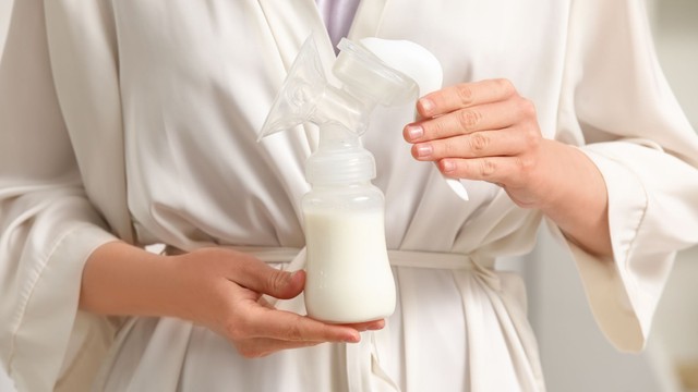 Cách làm tan cục sữa tắc an toàn giúp mẹ giảm đau