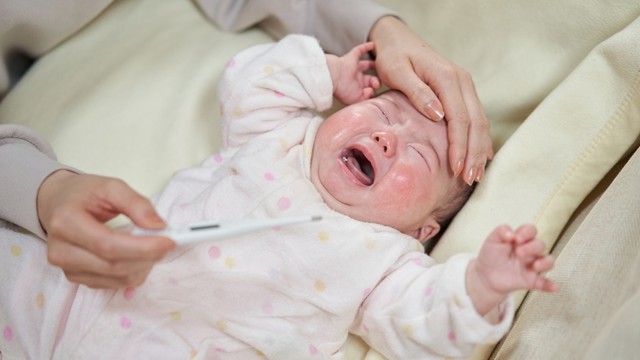 Cách sơ cứu trẻ bị sốt co giật: Cha mẹ cần biết gì để xử trí đúng cách?