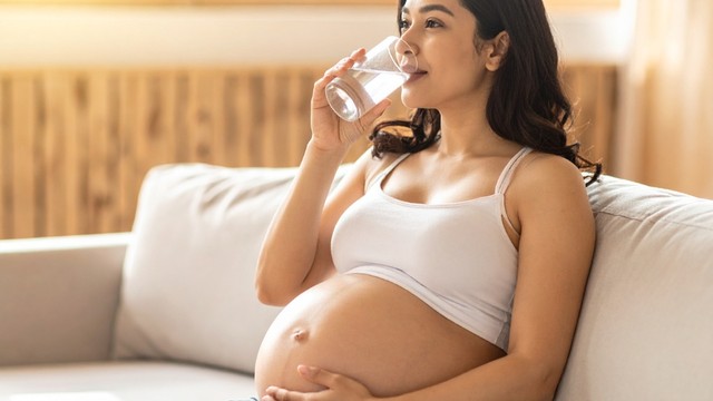 Cách uống nước để vào ối mẹ bầu nên biết sớm