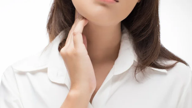 Cảm giác nghẹn cổ họng nhưng ăn uống bình thường là do đâu?
