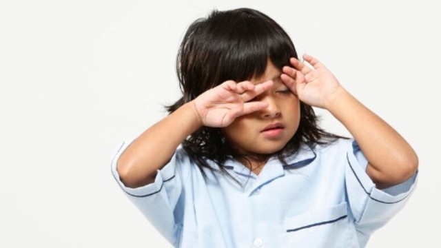 Cần làm gì khi trẻ bị đau mắt đỏ? Khi nào cha mẹ nên đưa con đi khám bác sĩ?