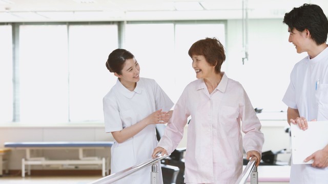 Kỹ năng chăm sóc bệnh nhân: Những điều cần biết để hỗ trợ hiệu quả