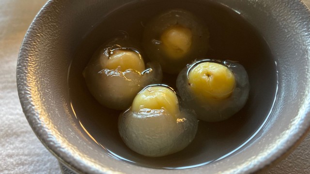 Chè hạt sen long nhãn: Món quà dinh dưỡng cho giấc ngủ và sức khỏe