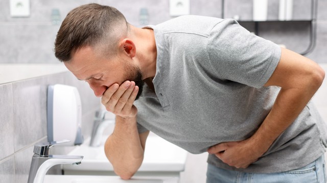 Chồng nghén thay vợ có thật không? Biểu hiện cho thấy chồng nghén thay vợ