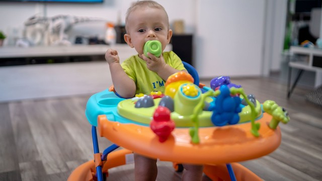 Có nên cho trẻ dùng xe tròn tập đi không? Giải đáp chi tiết