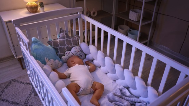 Có nên cho trẻ sơ sinh nằm nôi điện? Giải đáp chi tiết