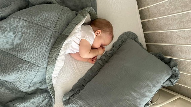 Có nên đắp chăn cho trẻ khi ngủ? Giải đáp và lưu ý an toàn