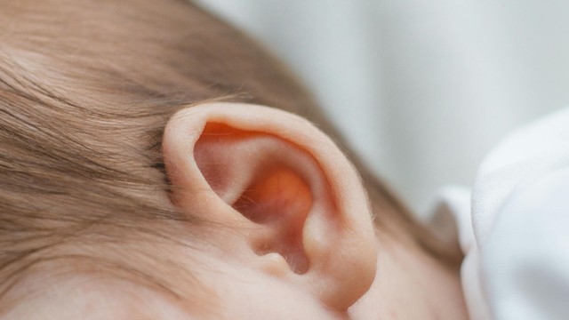 Có nên lấy ráy tai cho trẻ sơ sinh? Những điều cha mẹ cần biết