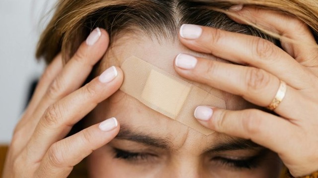 Có nên nặn mủ vết thương không? Những rủi ro cần biết