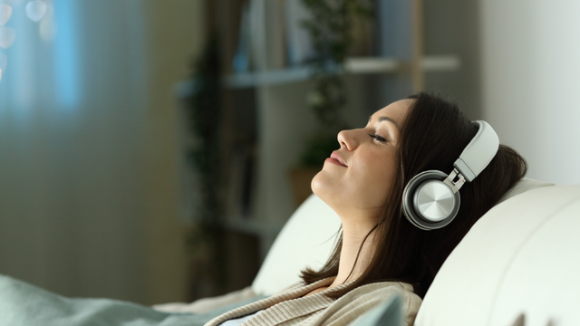 Có nên nghe nhạc sóng não khi ngủ? Lợi ích và rủi ro cần biết