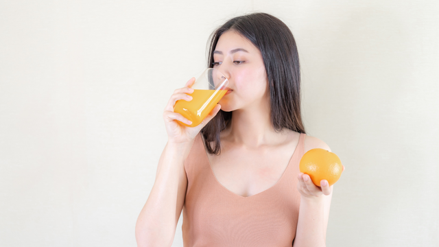 Có nên uống nước cam trước khi đi ngủ​ hay không?