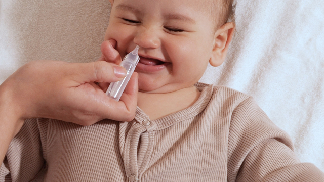 Công dụng của nước muối sinh lý đối với trẻ sơ sinh