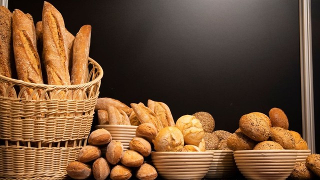 Người bị trào ngược dạ dày ăn bánh mì được không?