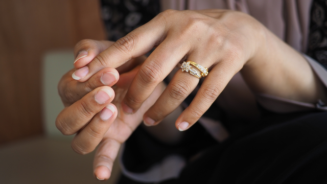 Cứng khớp ngón tay: Nguyên nhân, dấu hiệu cảnh báo và cách cải thiện