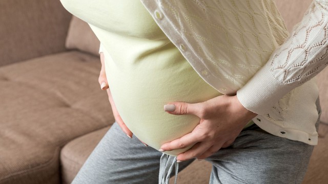 Mẹ bầu cần làm gì khi có dấu hiệu sinh non?