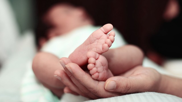 Dấu hiệu trẻ sơ sinh thiếu canxi: Top 10 biểu hiện cha mẹ cần nhận biết sớm