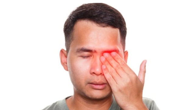 Đau mắt đỏ nên làm gì​? Những ai có nguy cơ cao bị đau mắt đỏ?