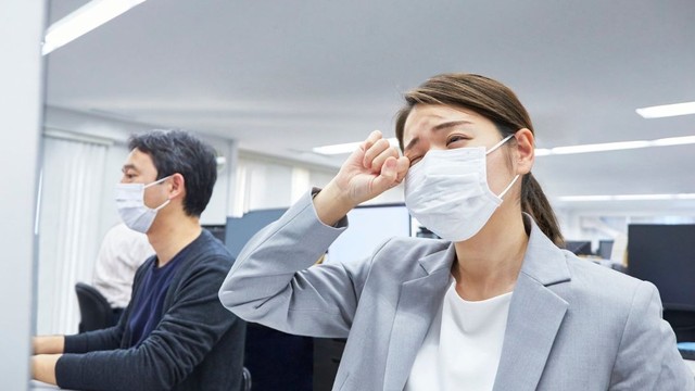 Đau mắt đỏ sưng húp​: Nguyên nhân và cách xử trí