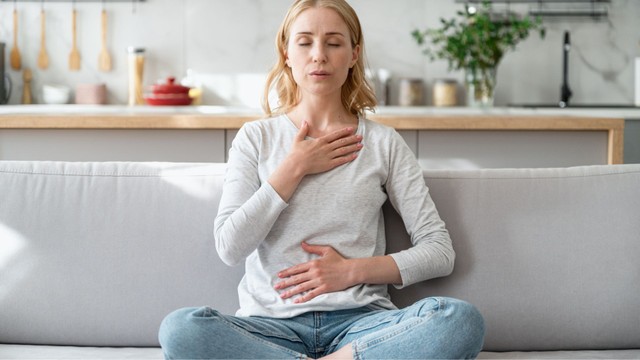 Đau tim khó thở là bệnh gì? Nguyên nhân, mức độ nguy hiểm và cách xử trí