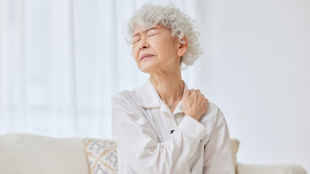 Đau vai gáy là gì? Nguyên nhân, triệu chứng, chẩn đoán và điều trị