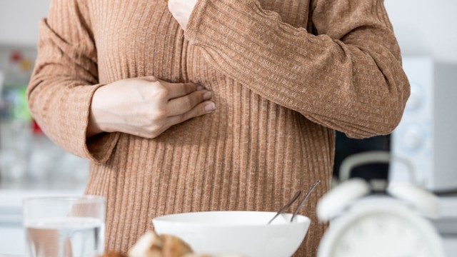 Đau vùng thượng vị lan ra sau lưng: Nguyên nhân, triệu chứng và cách xử lý
