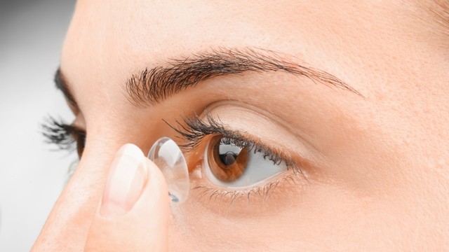 Đeo lens ngủ trưa được không? Tác hại và cách sử dụng lens an toàn